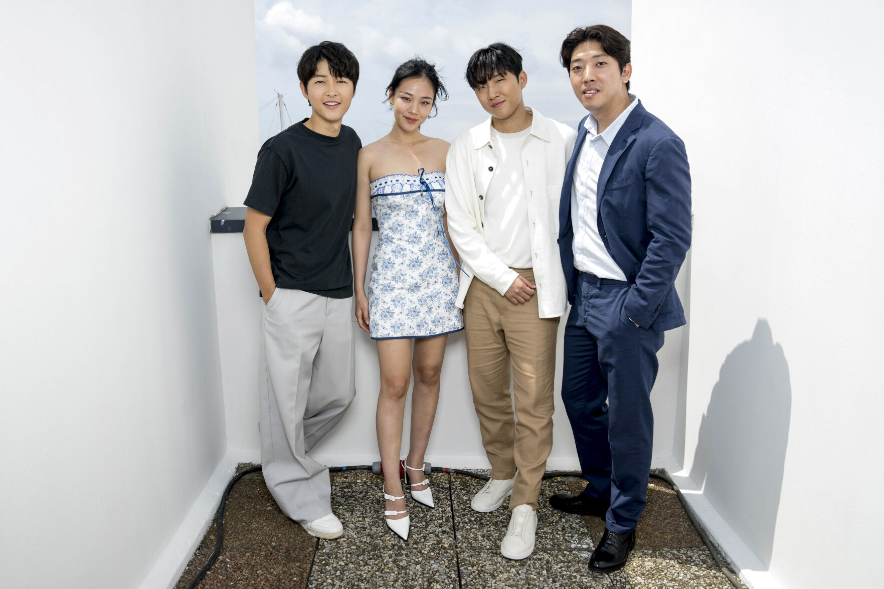 Song Joong Ki alongside Kim Hyung Seo (Bibi), Hong Sa Bin, the cast of “Hopeless,” and director Kim Chang Hoon